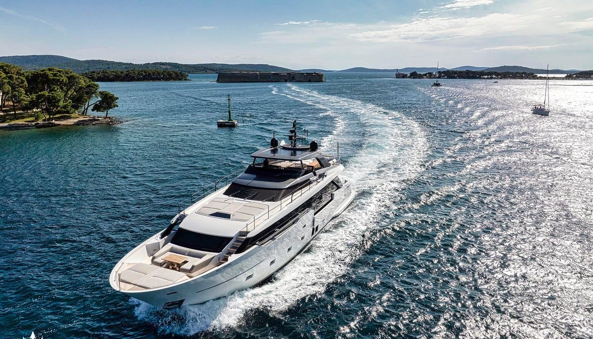DESTINO yacht charter 3
