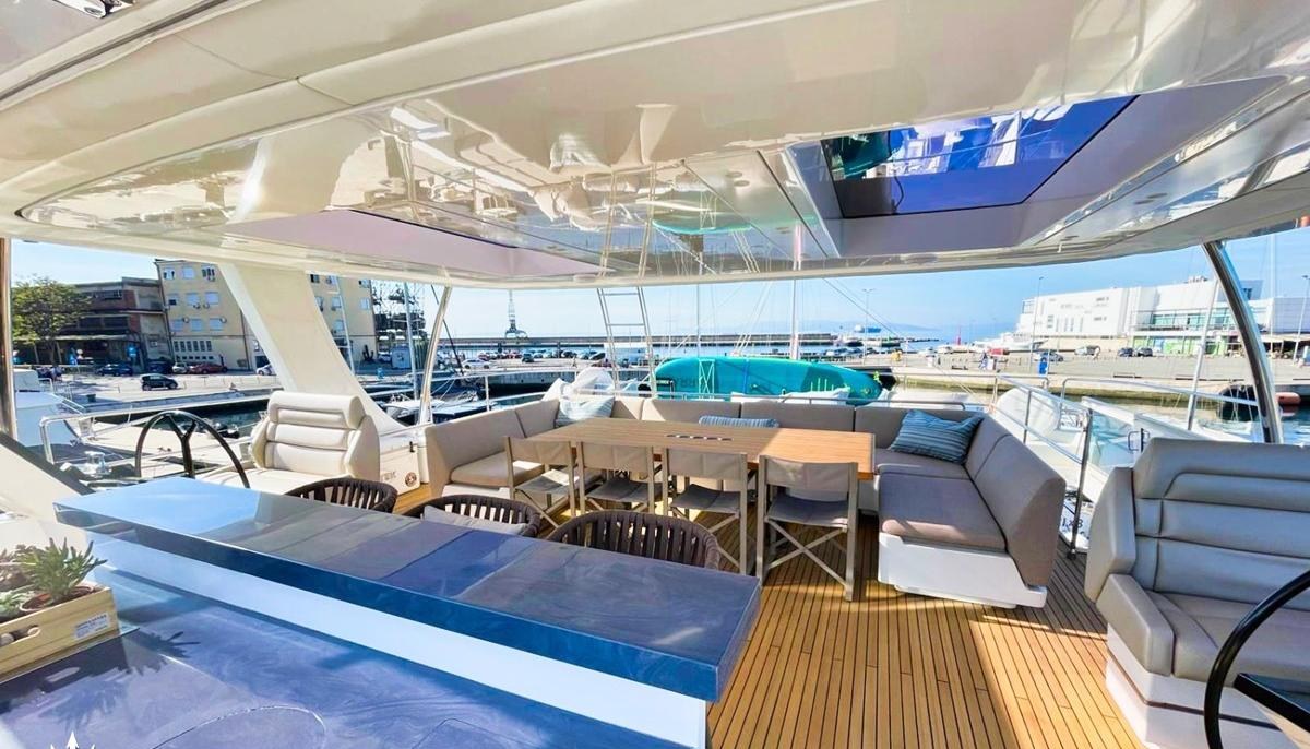 HONEYBIRD yacht charter 4