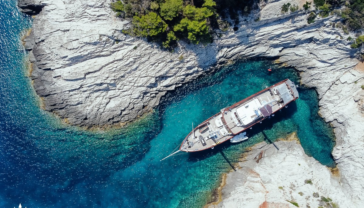CORSARIO yacht charter 4