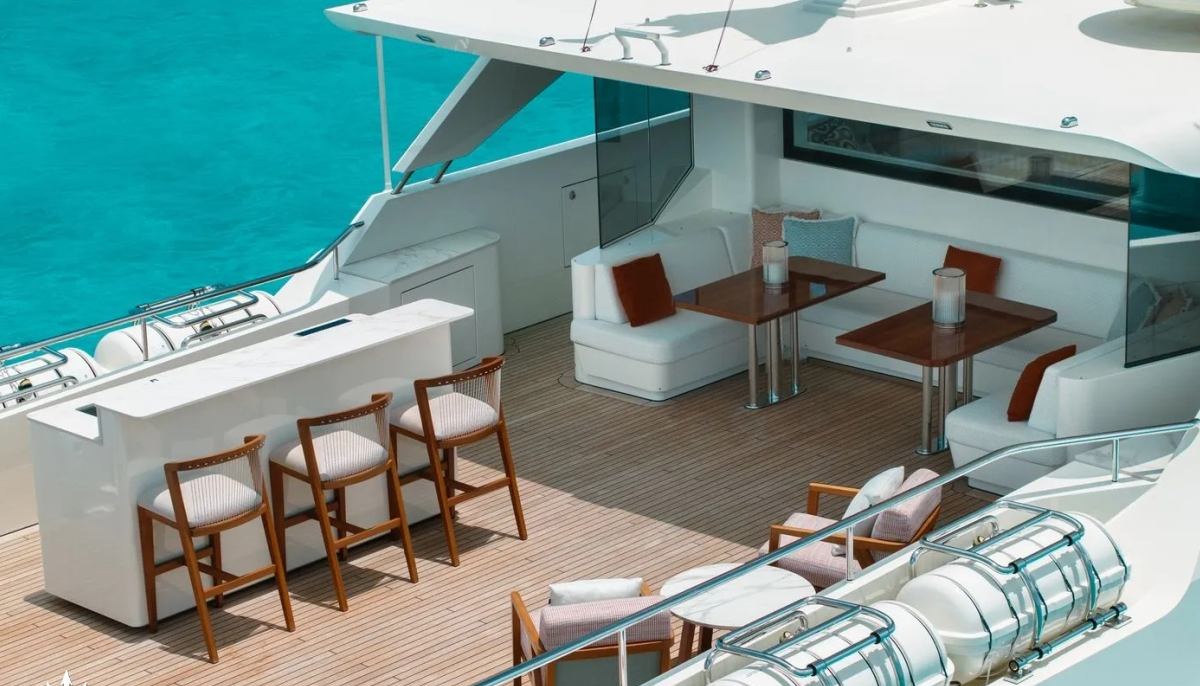 MIDNIGHT SAGA yacht charter 4