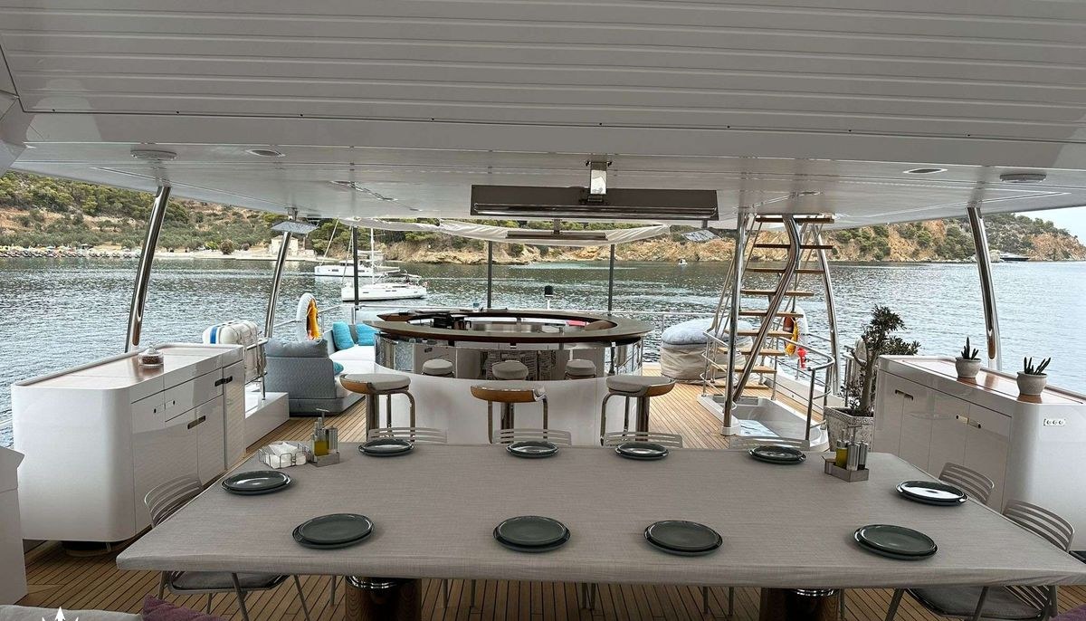PURA VIDA yacht charter 4