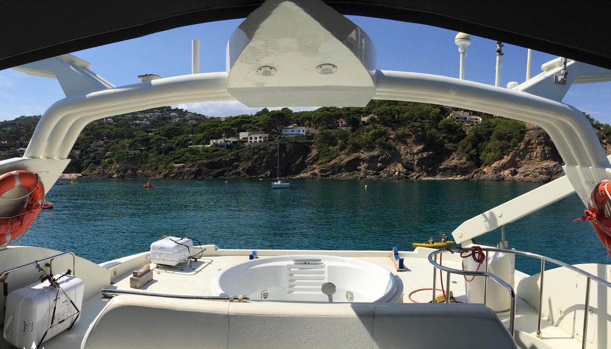 LEIGH yacht charter 4