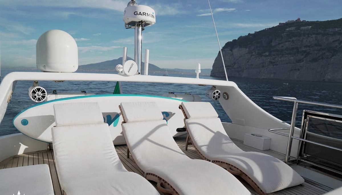 LA CHICCA yacht charter 3