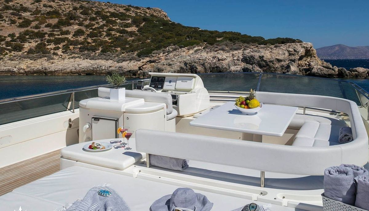 LAZY DAYS yacht charter 4