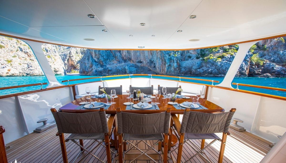 HEAVENLY DAZE yacht charter 5