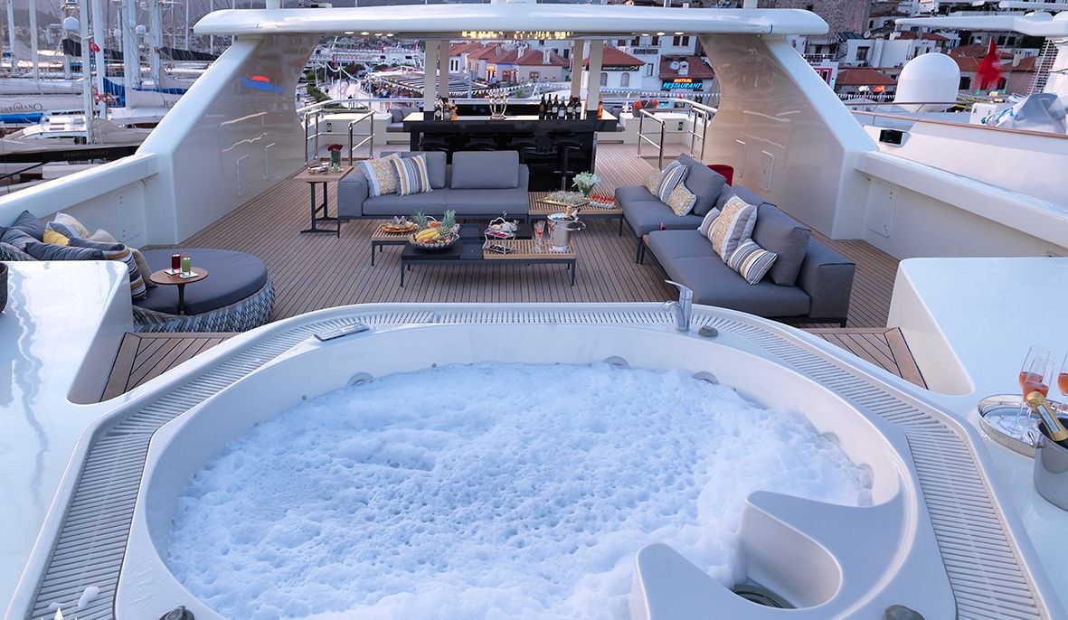 QUEEN MARE yacht charter 3