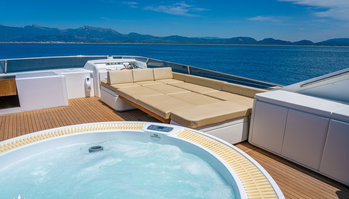 MAESTRALE yacht charter 4
