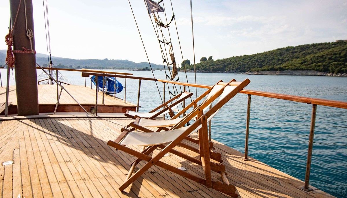 AEGEOTISSA II yacht charter 4