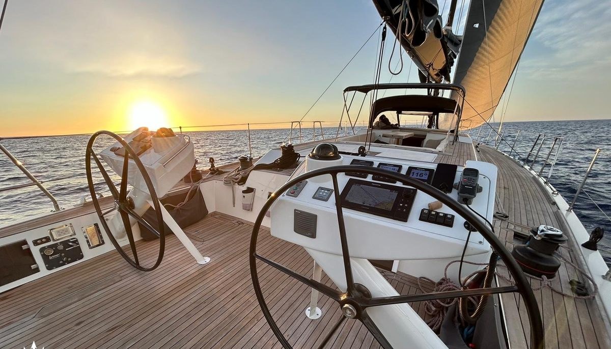 ISY71 yacht charter 3
