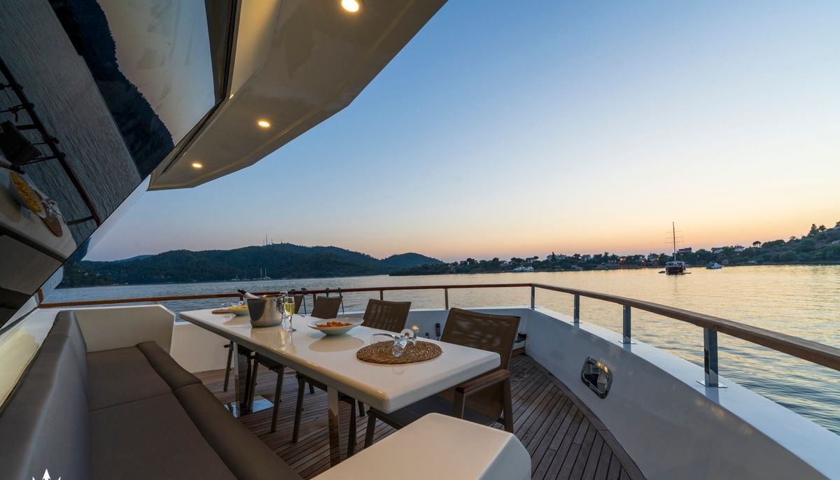 ALBATROS EXPLORER yacht charter 3