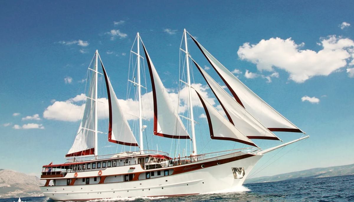 AMORENA yacht charter 2