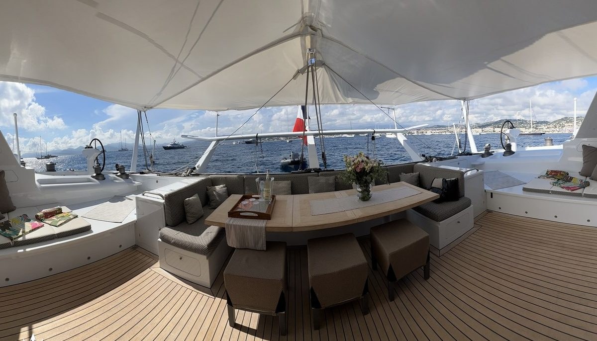 MAGIC CAT yacht charter 4