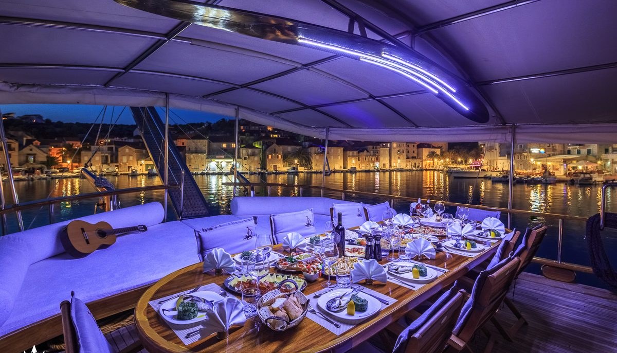 ALLUREE yacht charter 4