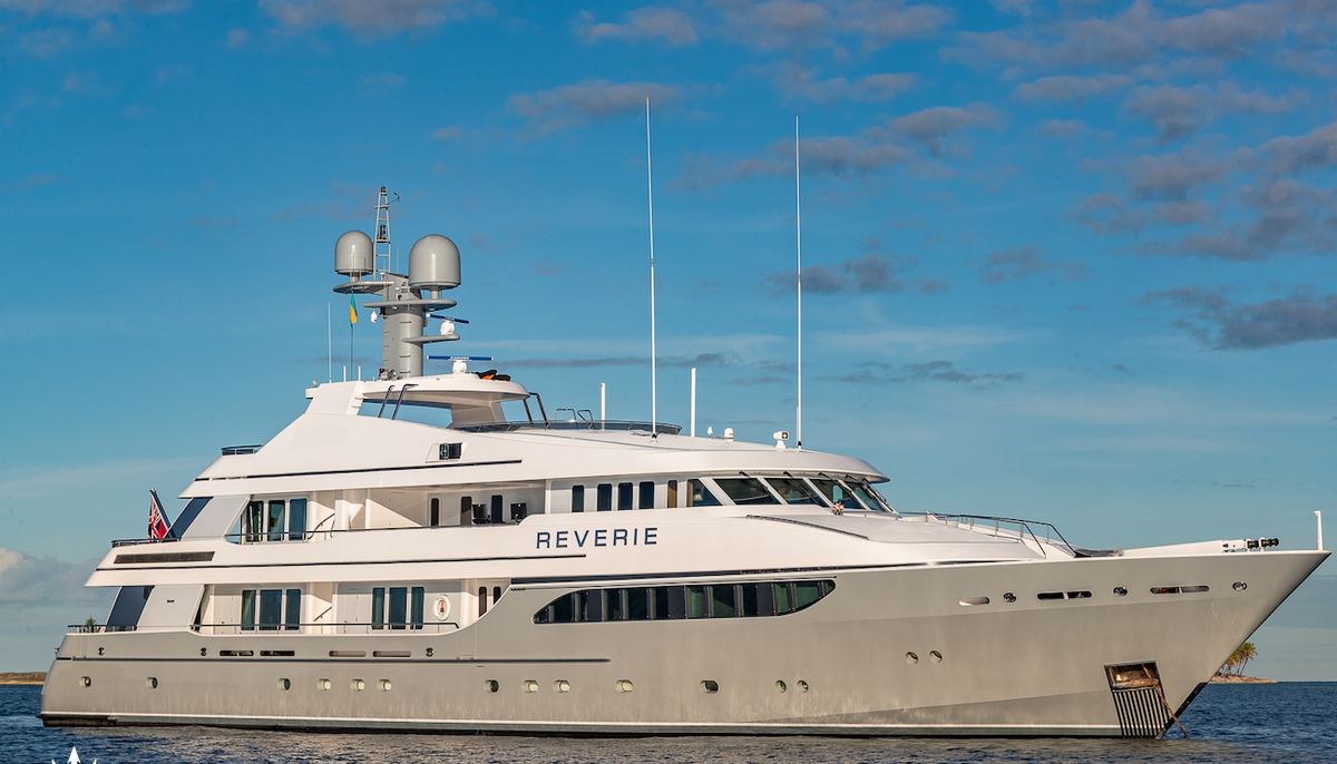 REVERIE yacht charter 2