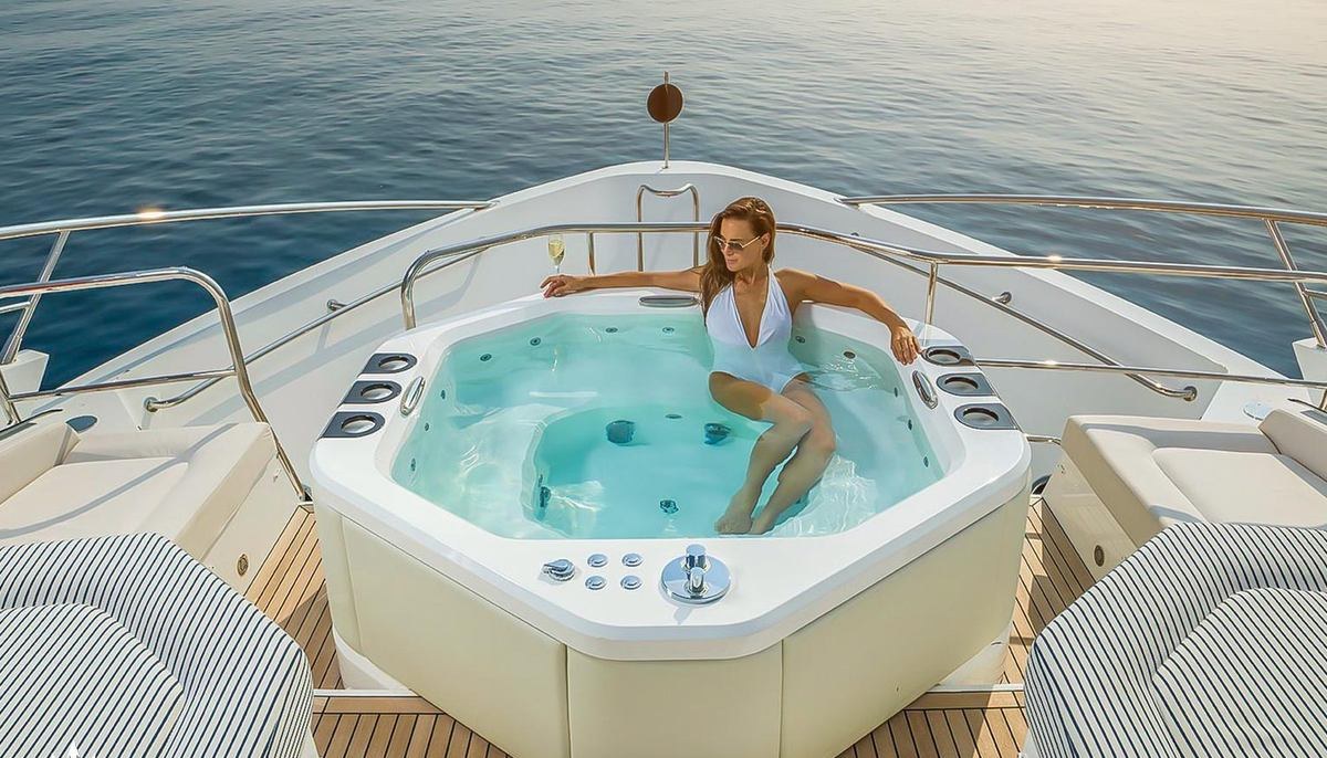 LEGENDE yacht charter 4