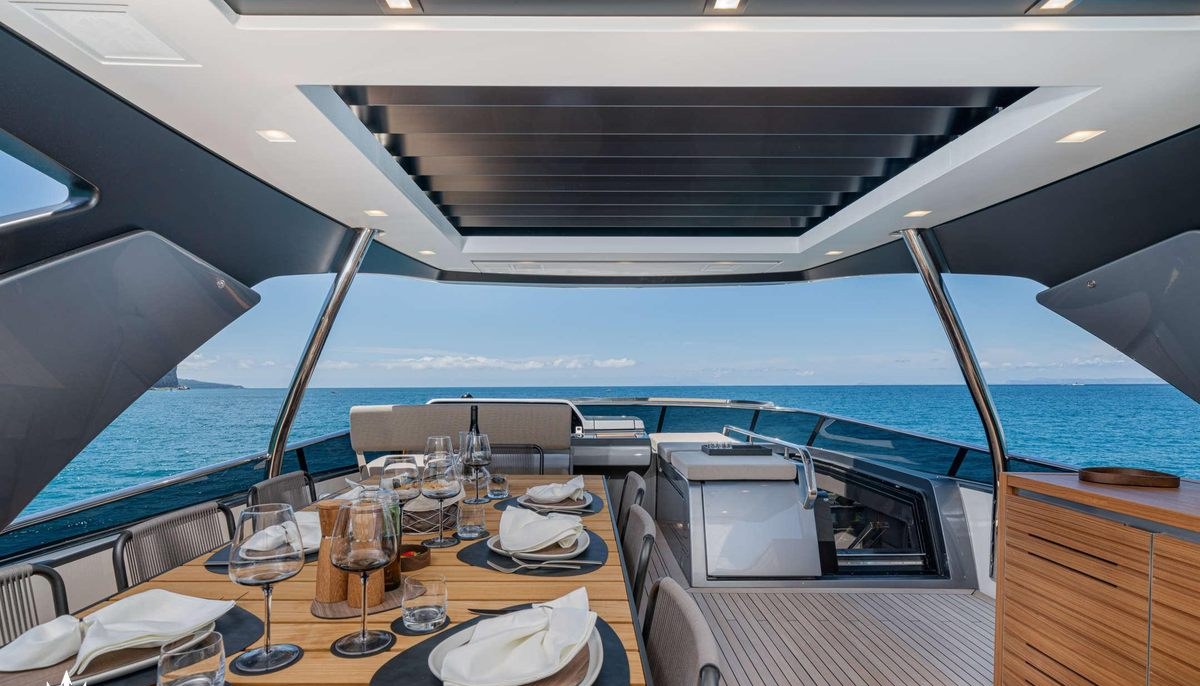 LUCKY yacht charter 4