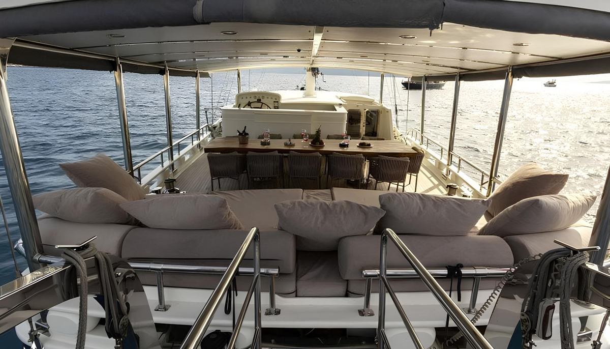 THE BLUE SEA yacht charter 4