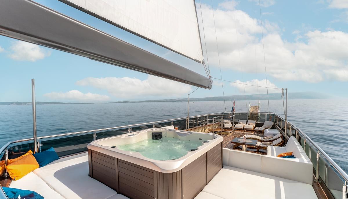 SANTA CLARA yacht charter 2