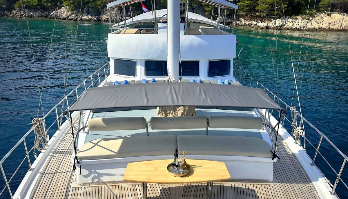 SIRENA yacht charter 3