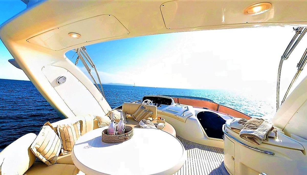 CHILL OUT II yacht charter 3