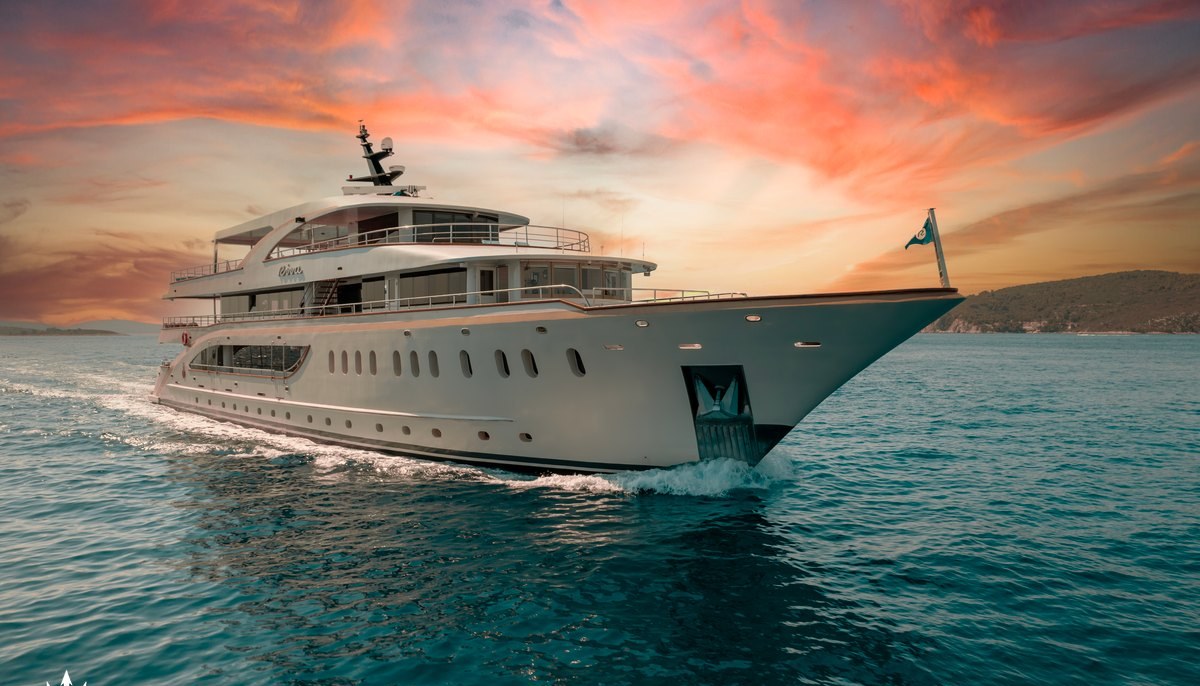 RIVA yacht charter 2