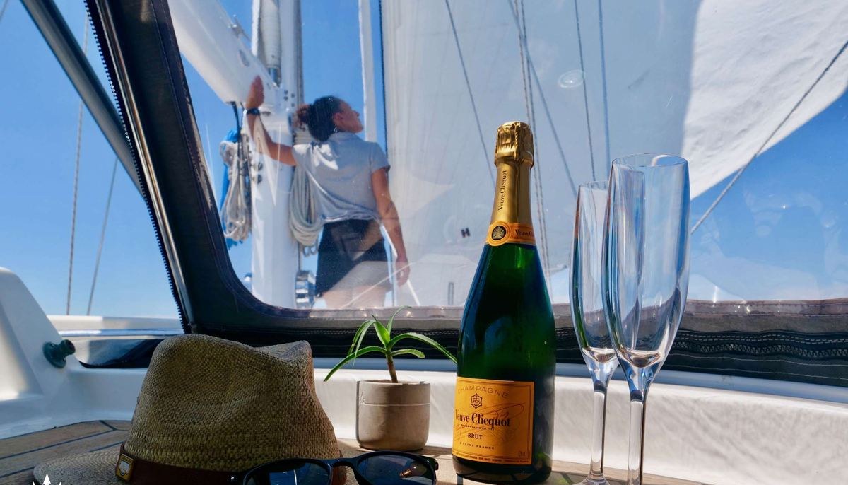 ELVIS MAGIC yacht charter 4