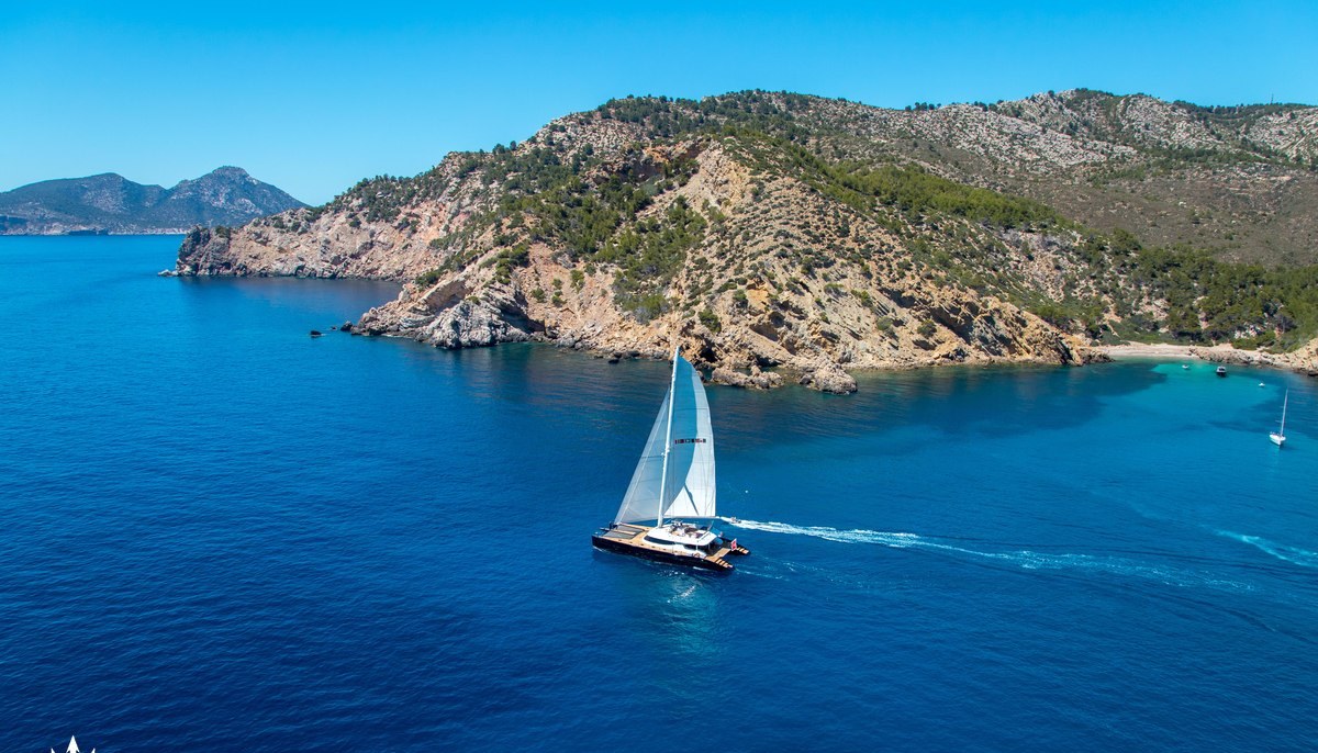 MASHUA BLUU yacht charter 2