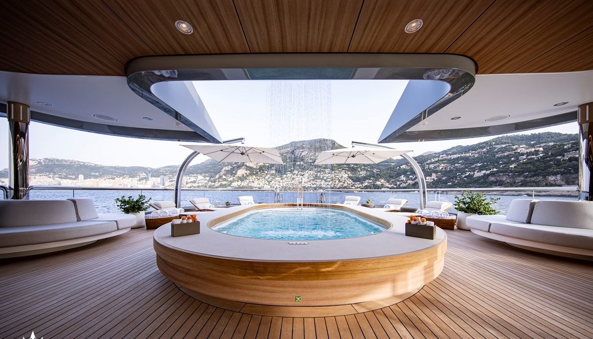 LUNA yacht charter 5