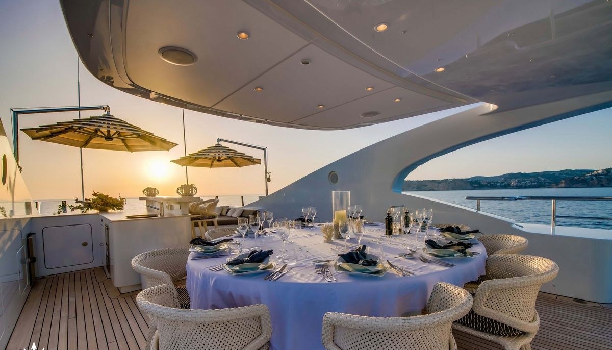 AZIZA yacht charter 4