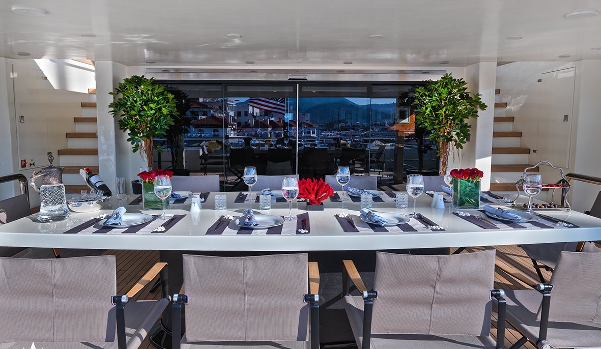 QUEEN MARE yacht charter 5