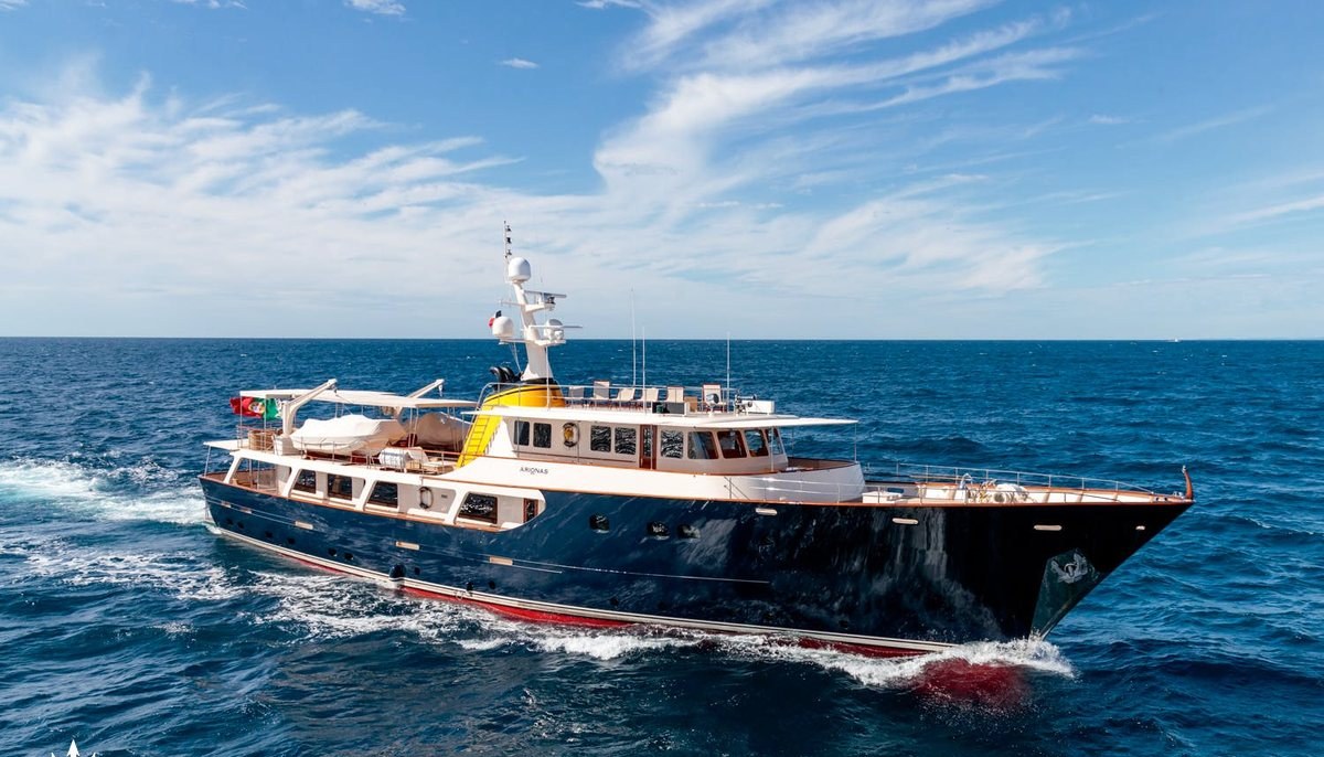 ARIONAS yacht charter 2
