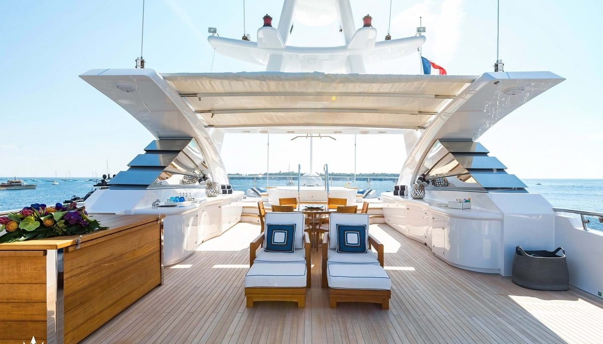 LA TANIA yacht charter 4