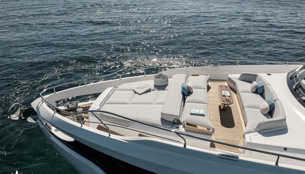 VIVA II yacht charter 3
