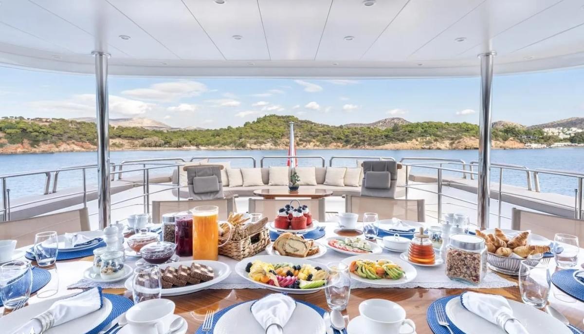 LADY G II yacht charter 4