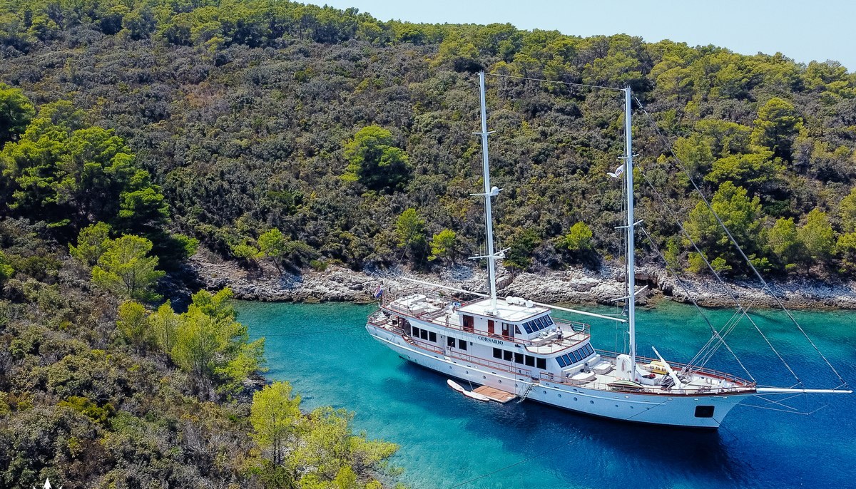 CORSARIO yacht charter 3