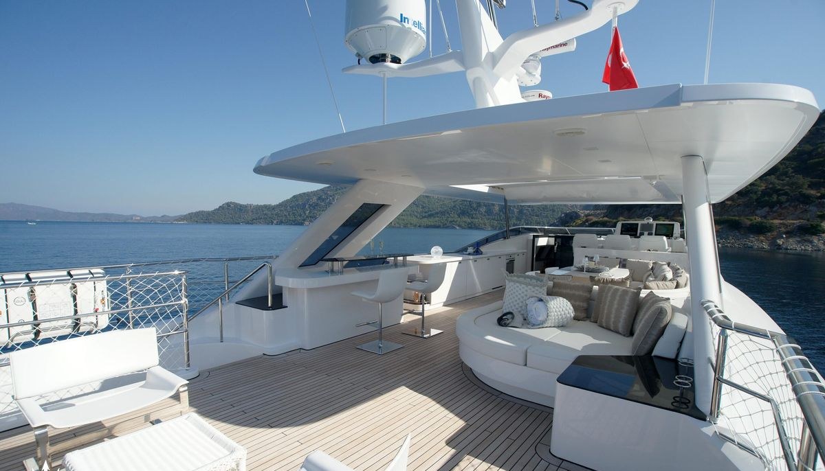 REM yacht charter 4