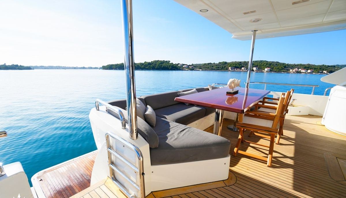 HUBO yacht charter 5