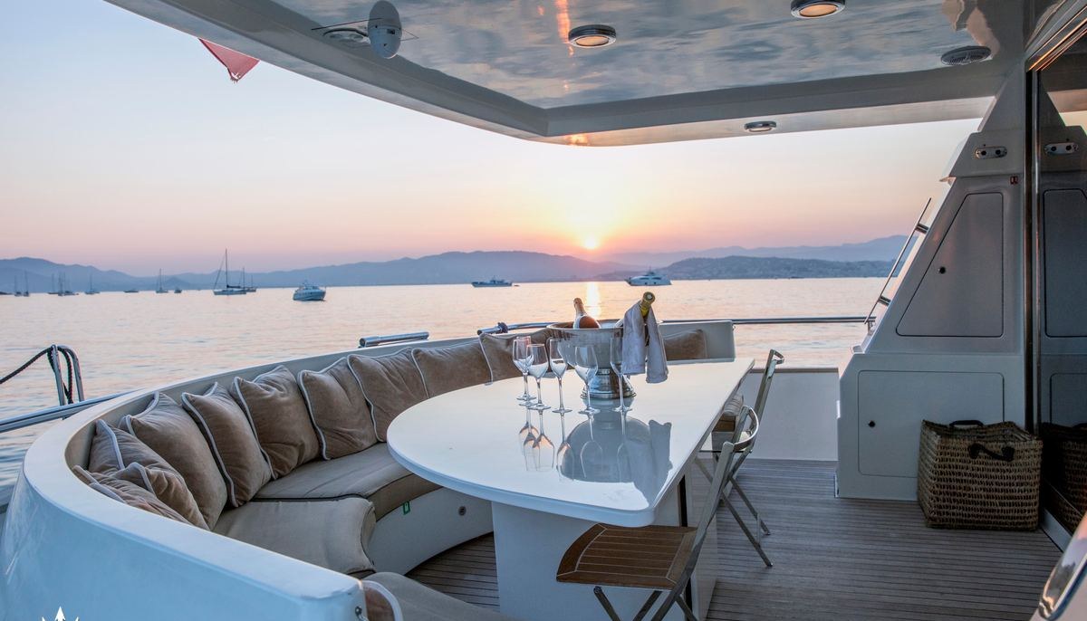 DIAMS yacht charter 5