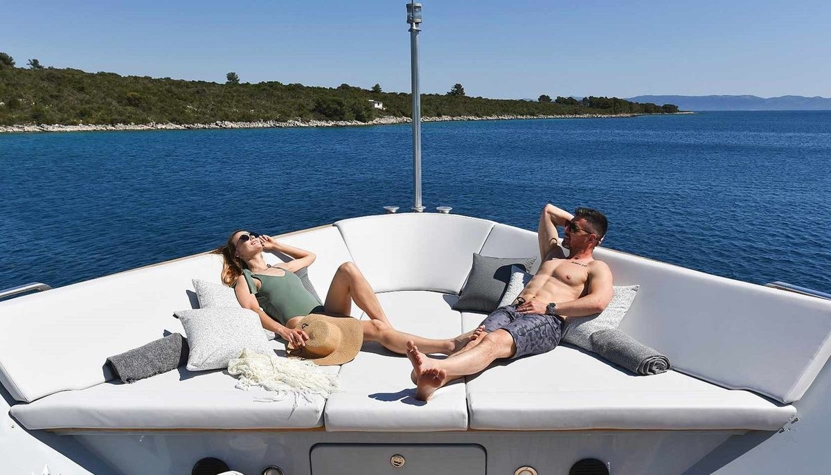 ANAVI yacht charter 3
