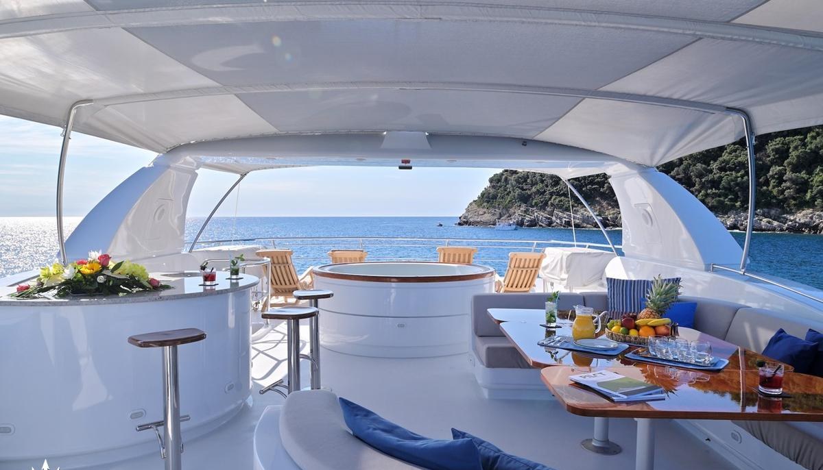 CLARITY yacht charter 4