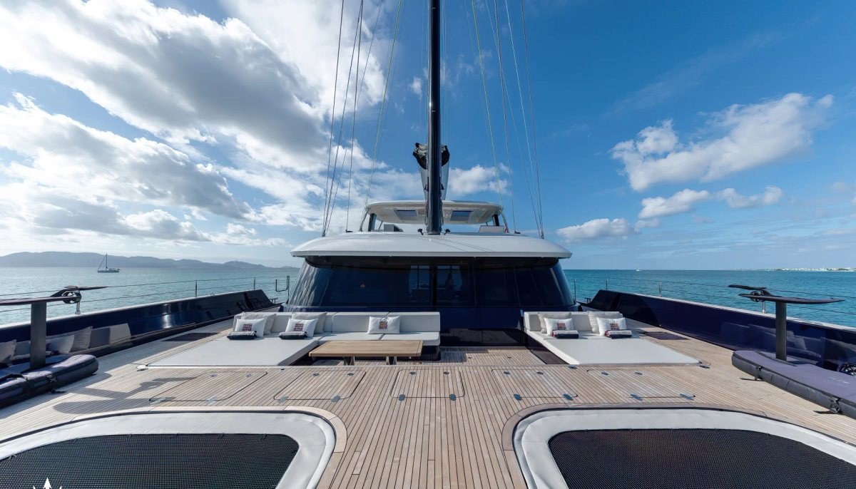 BELLDIA yacht charter 3