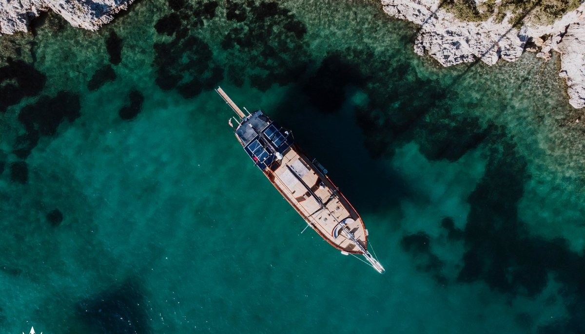 CAPRICORN 1 yacht charter 3