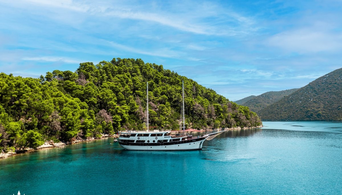 CESARICA yacht charter 2