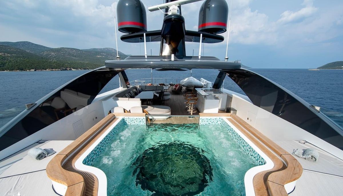 STARBURST III yacht charter 3