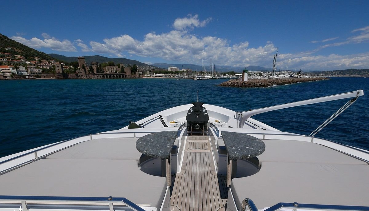 SUD yacht charter 3