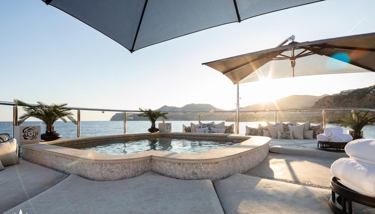 ILLUSION V yacht charter 4