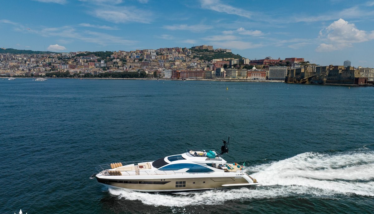 LUCE yacht charter 3