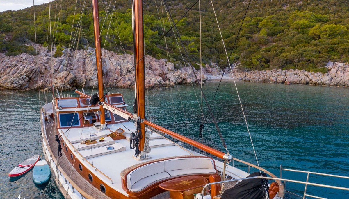 KAVIRA II yacht charter 3