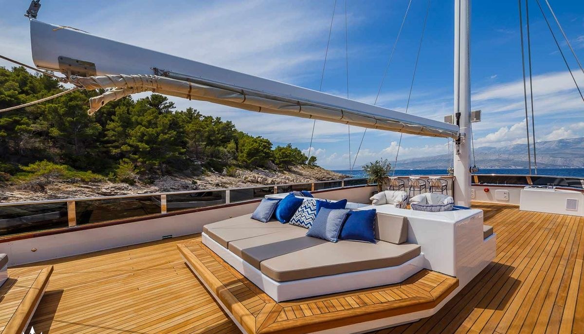 CLASE AZUL yacht charter 3