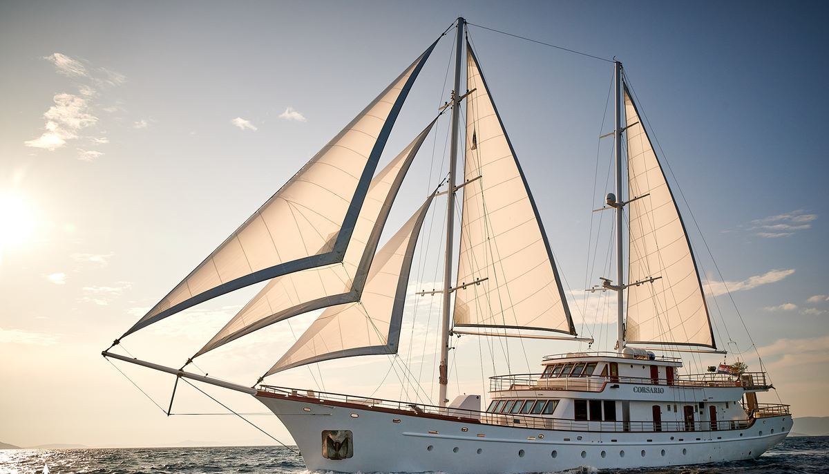 CORSARIO yacht charter 5